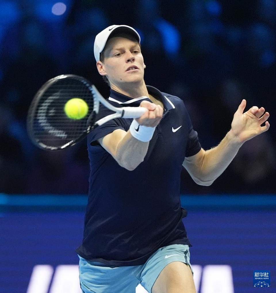 他在发球方 他在发球方